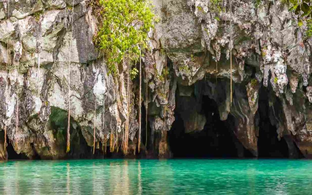 Are there any cultural or environmental guidelines to follow while visiting Palawan?